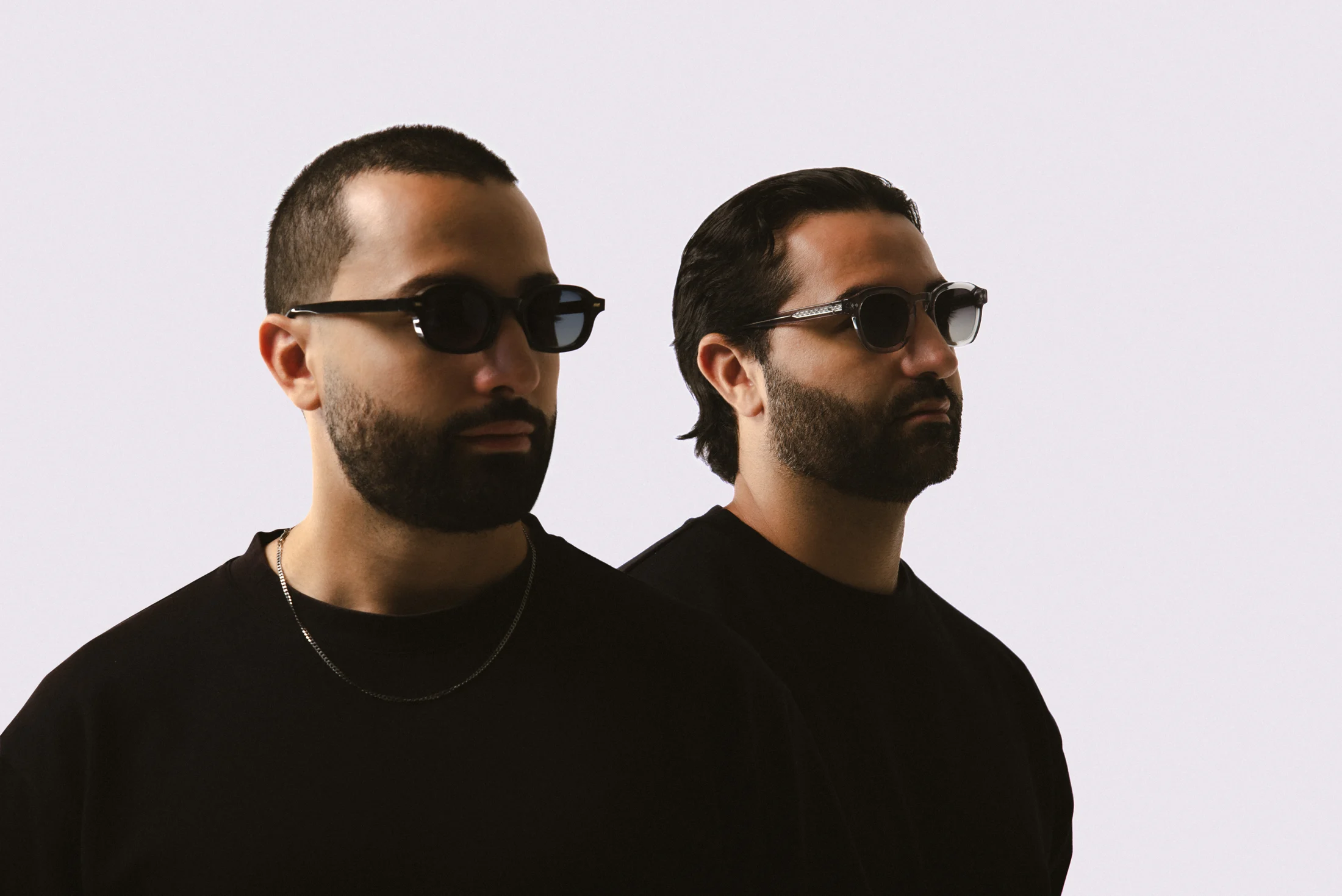 Les deux frères sur fond blanc