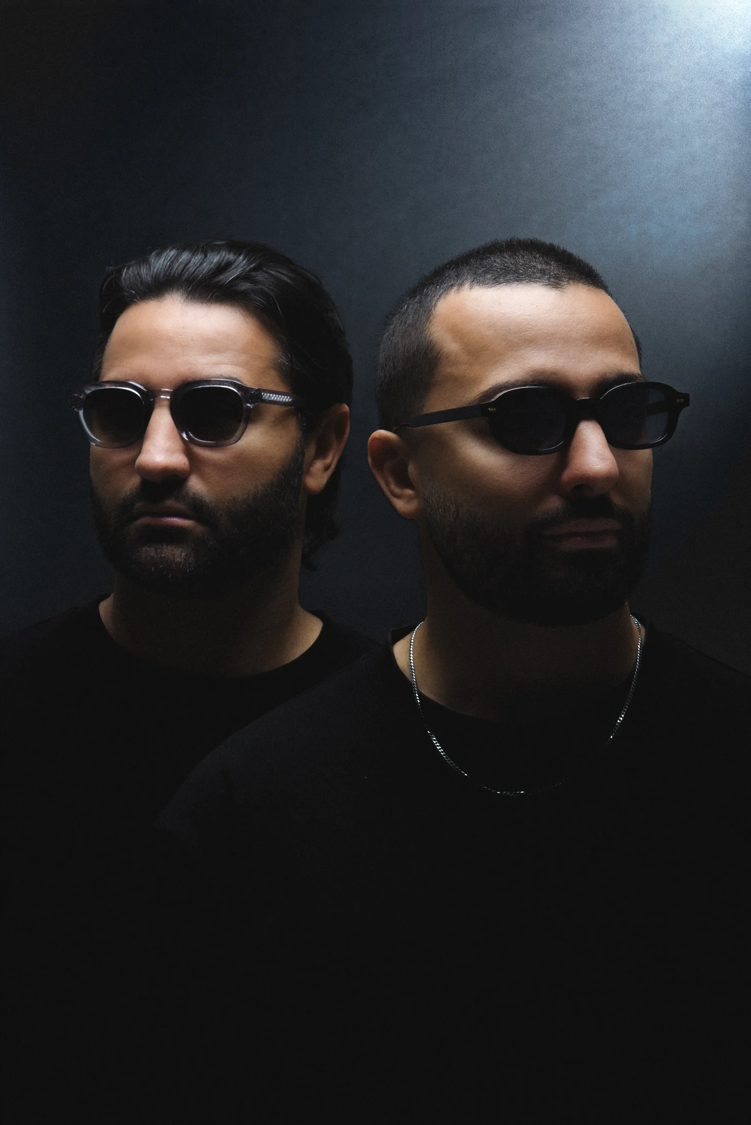 Portrait vertical du duo dans l’ombre
