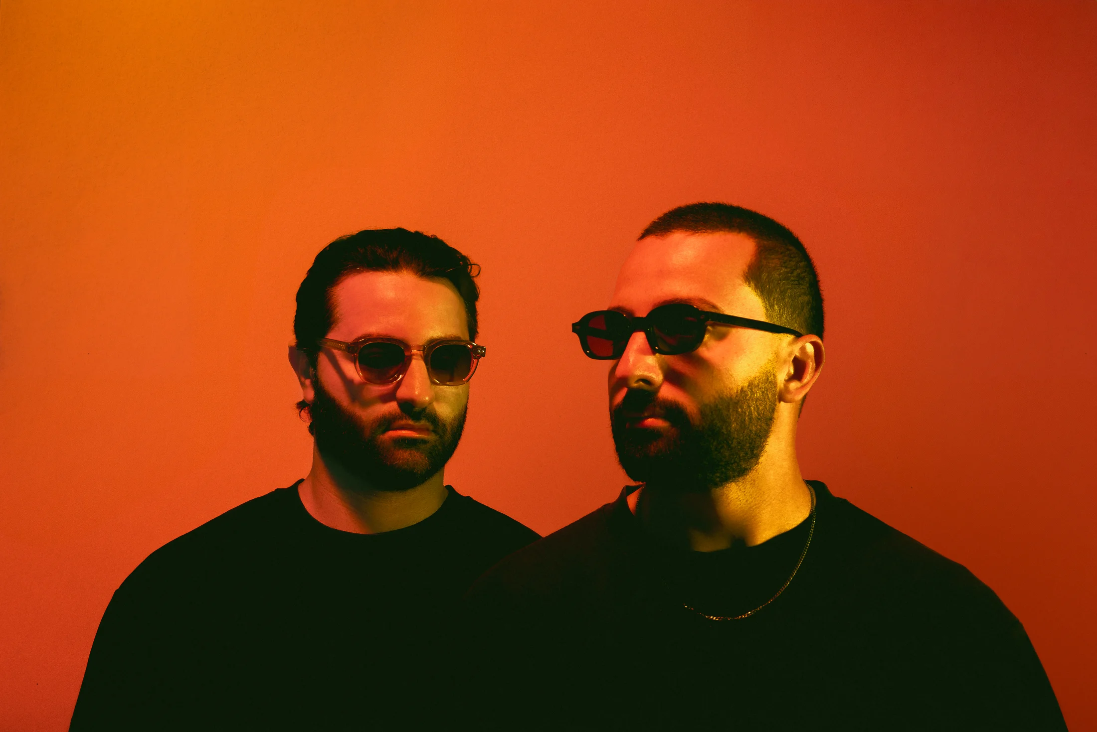 Bellil Brothers sous une lumière orange
