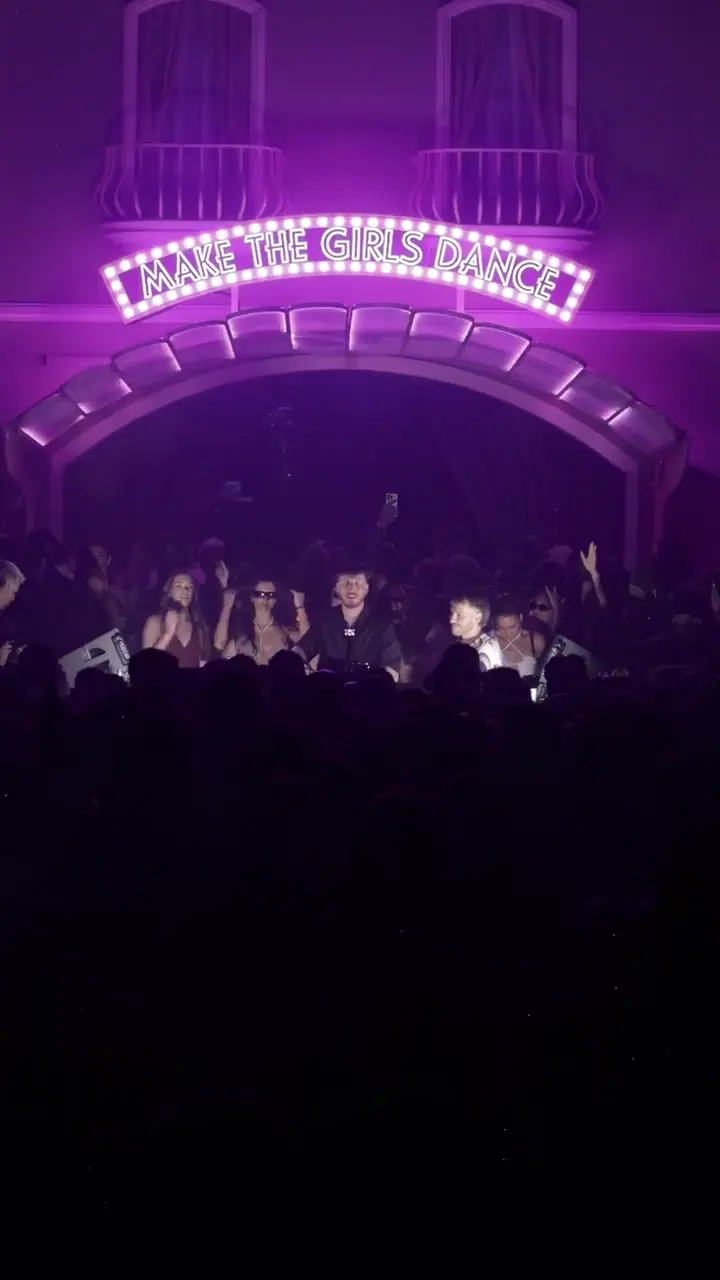 Public et lumières pendant le live fourni